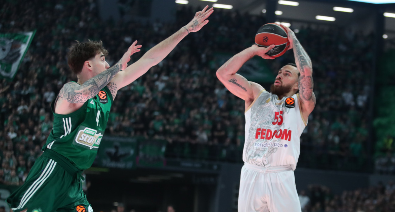 Ο Μάικ Τζέιμς σε μία προσπάθεια για τρίποντο/Πηγή: Intime