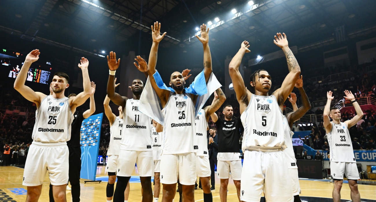 Οι παίκτες του ΠΑΟΚ αποθεώνονται από τον κόσμο μετά τη νίκη στον πρώτο τελικό επί της Μπιλμπάο / Πηγή: Imago