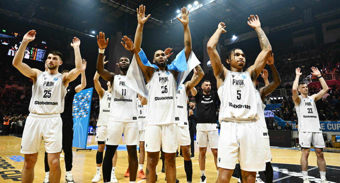 Οι παίκτες του ΠΑΟΚ αποθεώνονται από τον κόσμο μετά τη νίκη στον πρώτο τελικό επί της Μπιλμπάο / Πηγή: Imago