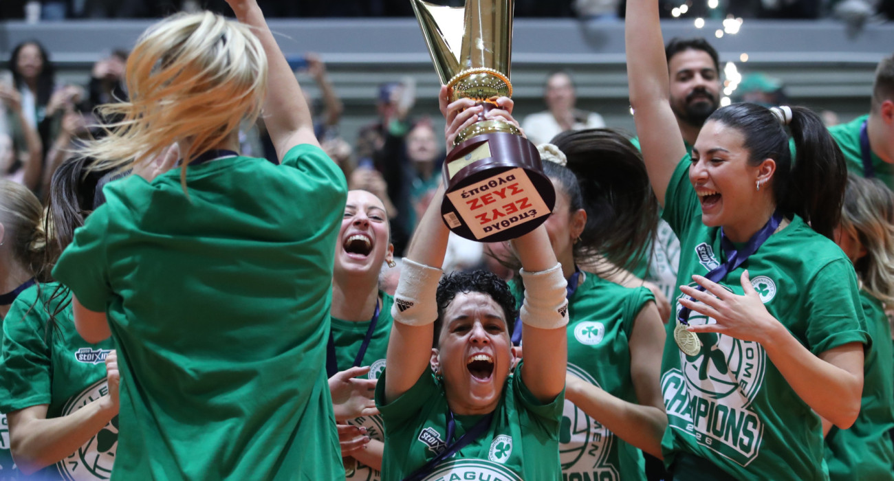 Η Πένυ Ρόγκα σηκώνει το Κύπελλο στο Μετς / Πηγή: Intime