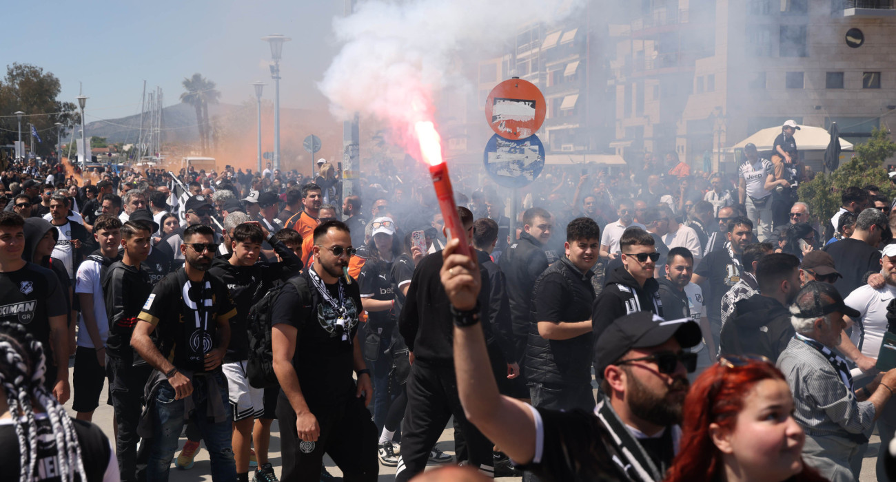 «Ασπρόμαυρη» η παραλία του Βόλου από φίλους του ΠΑΟΚ και του ΟΦΗ / Πηγή: Intime