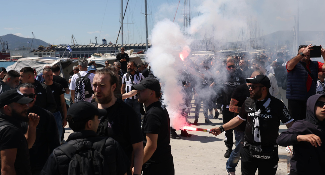 «Ασπρόμαυρη» η παραλία του Βόλου από φίλους του ΠΑΟΚ και του ΟΦΗ