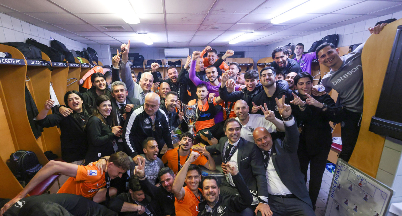 Οι ποδοσφαιριστές και το επιτελείο του ΟΦΗ πανηγυρίζουν στα αποδυτήρια την κατάκτηση του Κυπέλλου / Πηγή: Eurokinissi