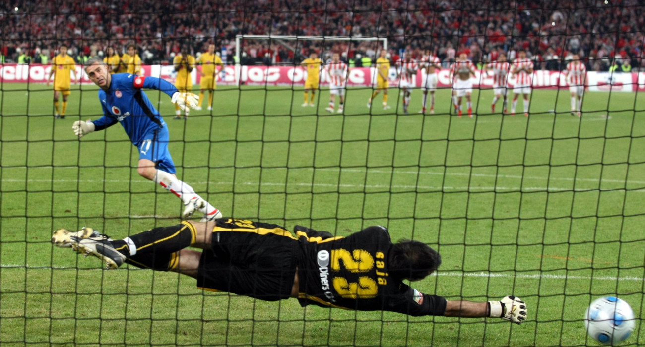 Η τελευταία εκτέλεση του Νικοπολίδη που έδωσε το τρόπαιο στον Ολυμπιακό στον πιο αξέχαστο τελικό της ιστορίας / Πηγή: Intime