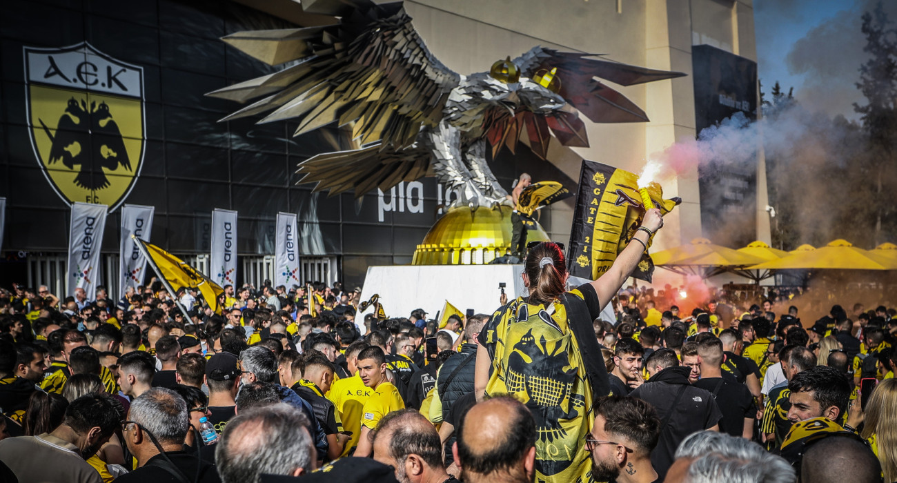 Οπαδοί της ΑΕΚ πανηγυρίζουν μπροστά στο άγαλμα του Δικέφαλου Αετού στη Νέα Φιλαδέλφεια / Πηγή: Eurokinissi