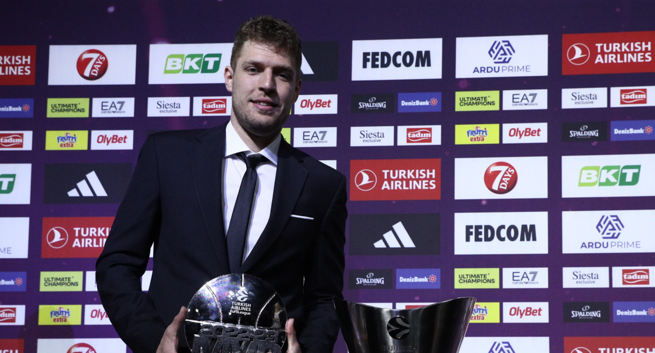 Ο Σάσα Βεζένκοφ κρατάει στα χέρια του το βραβείο MVP της EuroLeague για τη σεζόν 2023 / Eurokinissi
