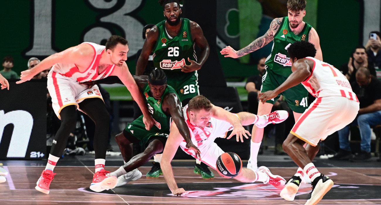 Μία... επική «μονομαχία» από ντέρμπι Παναθηναϊκός-Ολυμπιακός / Πηγή: Eurokinissi