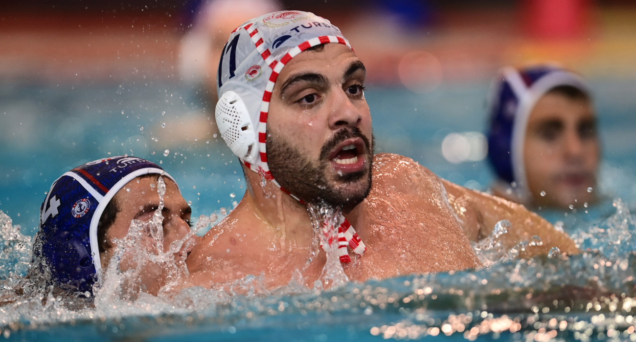 Ο Δημήτρης Νικολαΐδης με το σκουφάκι του Ολυμπιακού / Πηγή: Eurokinissi