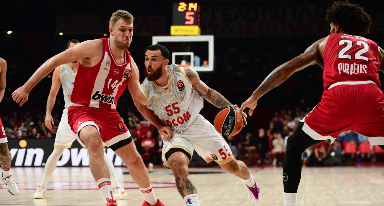 Ο Μάικ Τζέιμς απειλεί τον Ολυμπιακό σε στιγμιότυπο από την αναμέτρηση της κανονικής διάρκειας της σεζόν / Πηγή: Eurokinissi