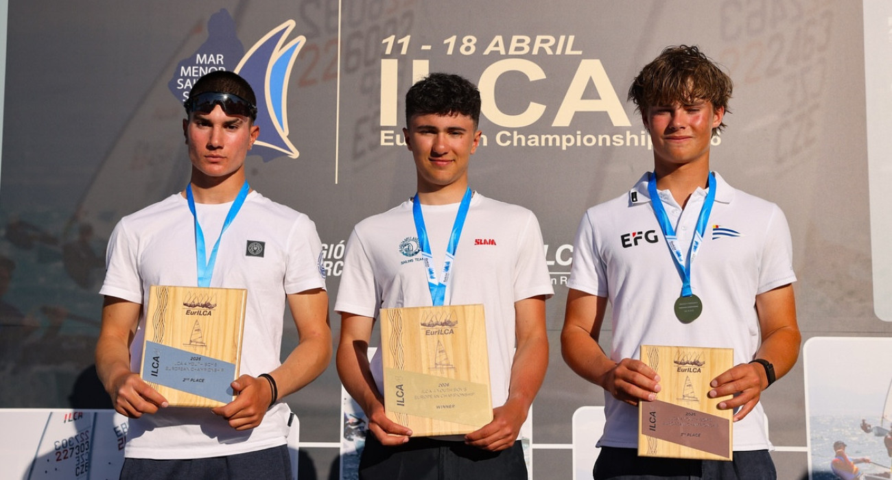 O Στέφανος Σαμαράς στο βάθρο των νικητών / Πηγή: Thom Touw / ILCAEur