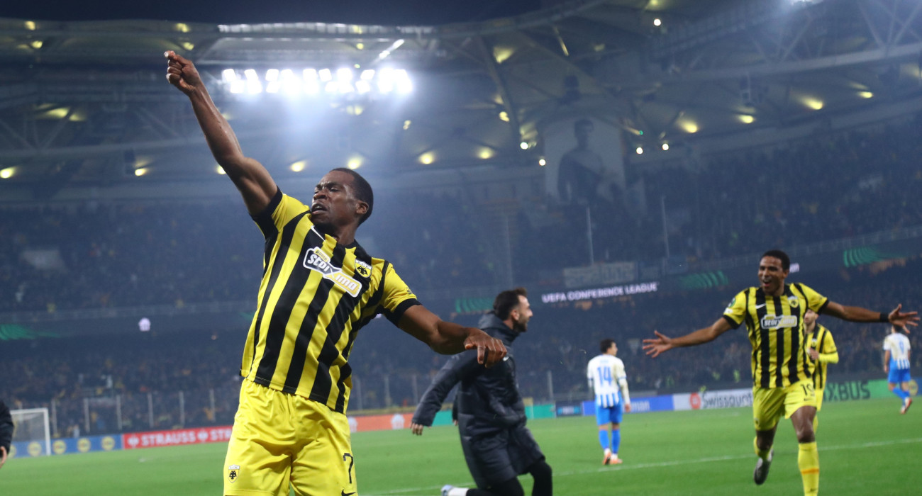 Ο Ντέρεκ Κουτέσα πανηγυρίζει το γκολ που είχε πετύχει κόντρα στην Κραϊόβα / Πηγή: Eurokinissi