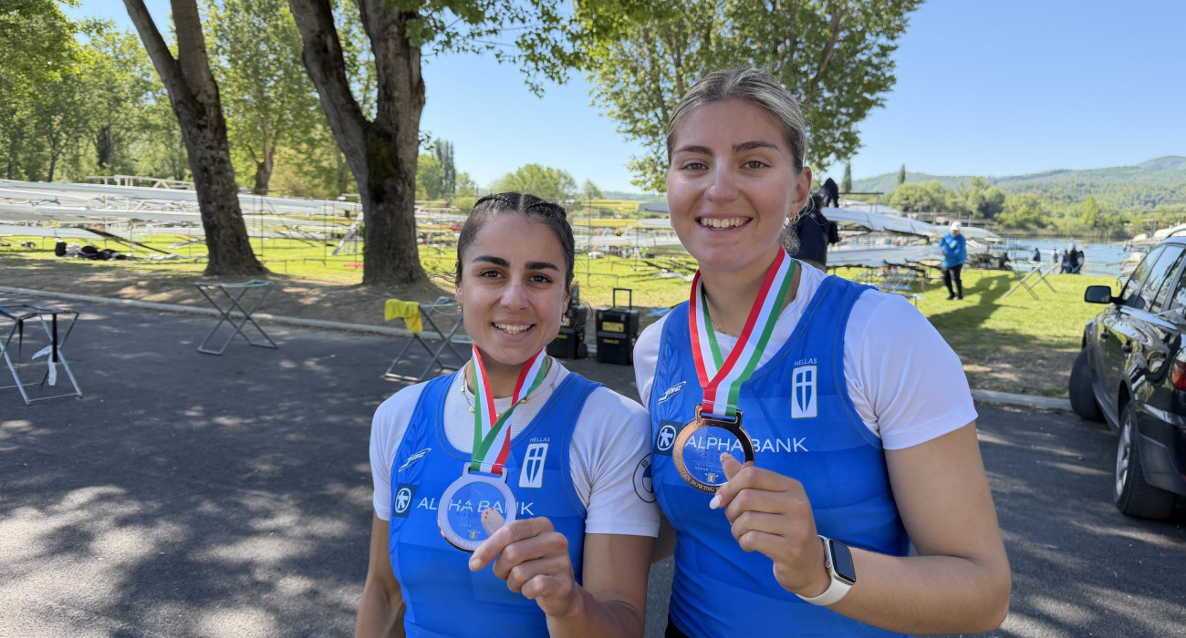 Η Ζωή Φίτσιου και η Ελένη Διαβάτη με το χάλκινο μετάλλιο στο διπλό σκιφ στο Πιεντιλούκο / Πηγή: ΕΚΟΦΝΣ