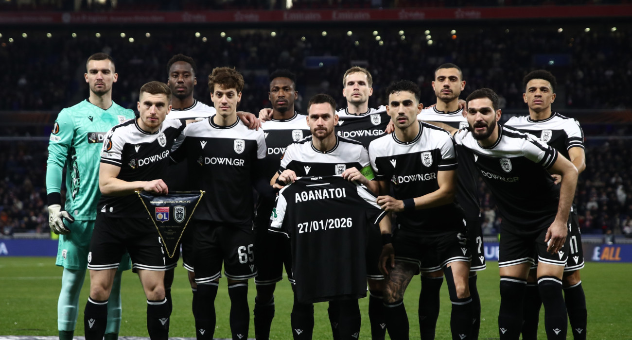 Οι παίκτες του ΠΑΟΚ τιμώντας τη μνήμη των αδικοχαμένων οπαδών στη Ρουμανία / Πηγή: Eurokinissi