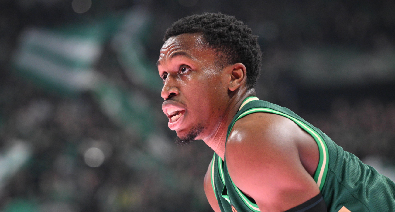 Ο Σορτς των 175 εκατοστών μπλόκαρε το τρίποντο του Κάναντι και σήκωσε στο... πόδι το T-Center / Eurokinissi