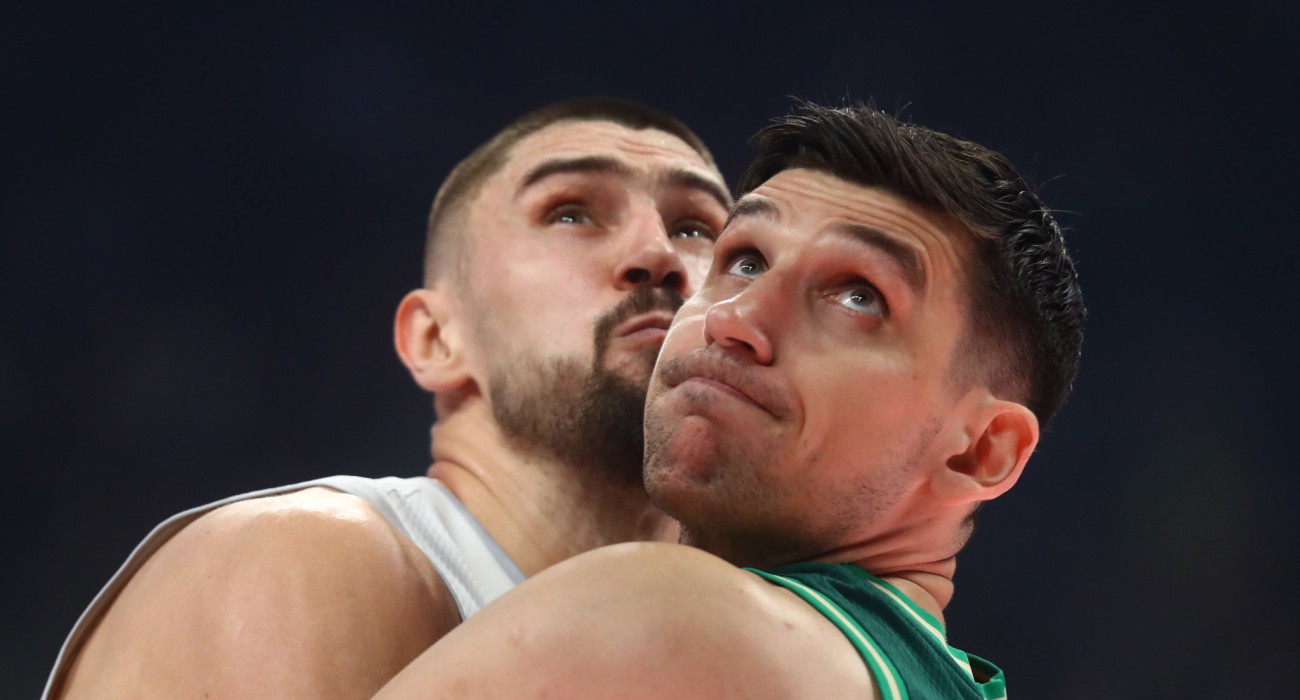 Άλεξ Λεν και Ντίνος Μήτογλου... μάγουλο με μάγουλο στο T-Center / Πηγή: Eurokinissi