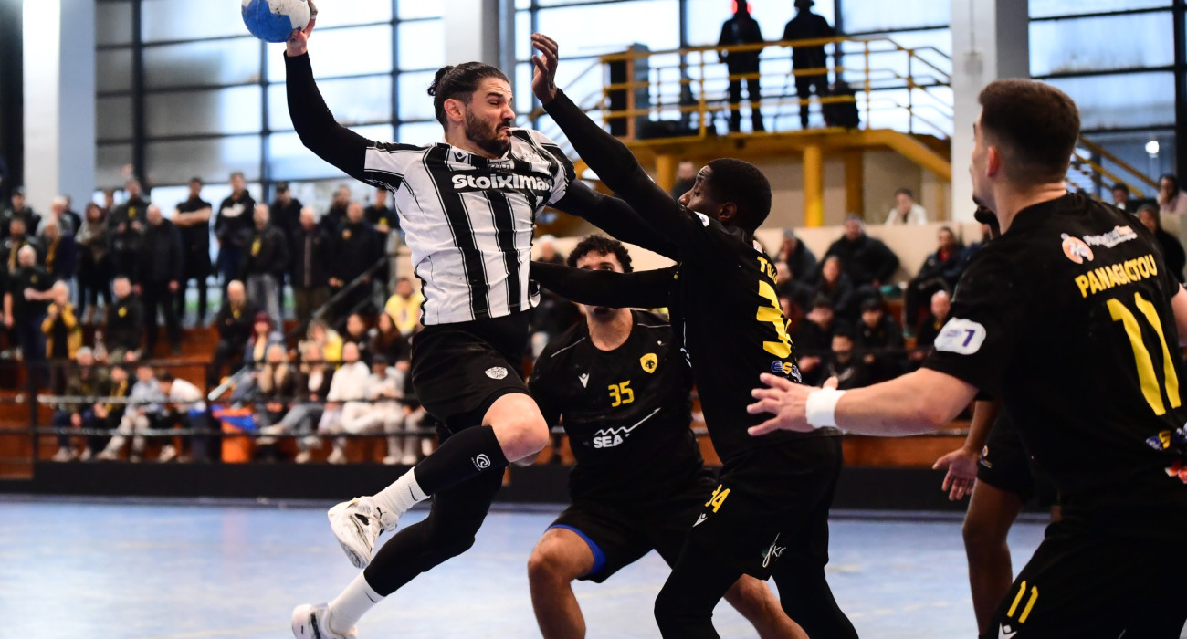 Μάχη ΑΕΚ-ΠΑΟΚ στην κανονική περίοδο της Handball Premier / Πηγή: Eurokinissi