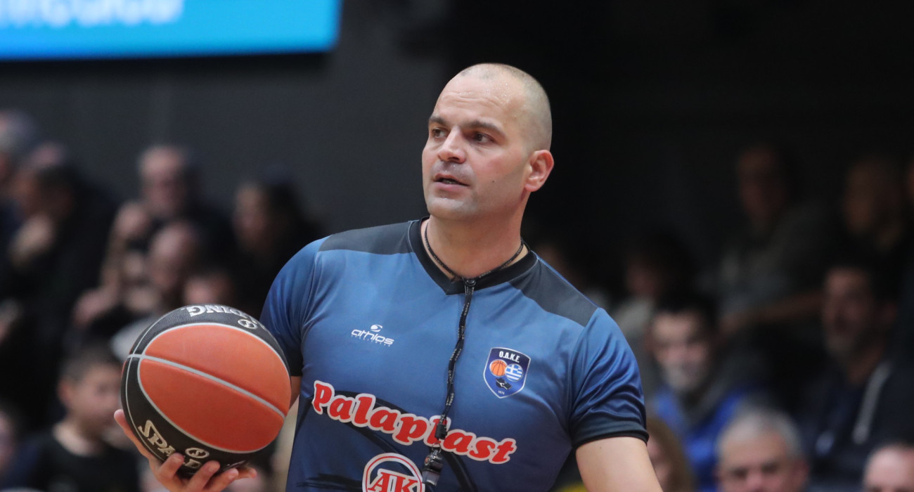 Ο διαιτητής Χριστινάκης σε αγώνα της Stoiximan GBL / Πηγή: Eurokinissi