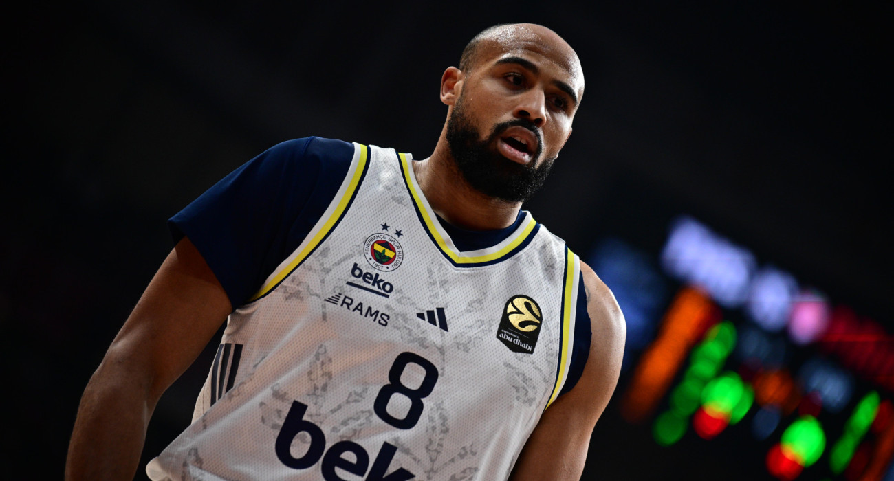 Ο Τέιλεν Χόρτον Τάκερ με τη φανέλα της Φενέρμπαχτσε / πηγή: eurokinissi