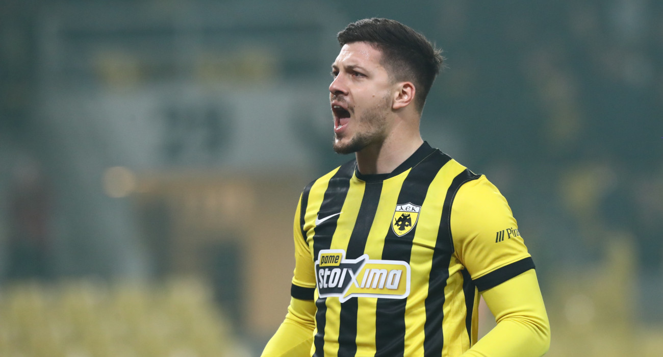 Ο Λούκα Γιόβιτς πανηγυρίζει με τη φανέλα της ΑΕΚ / Πηγή: Eurokinissi