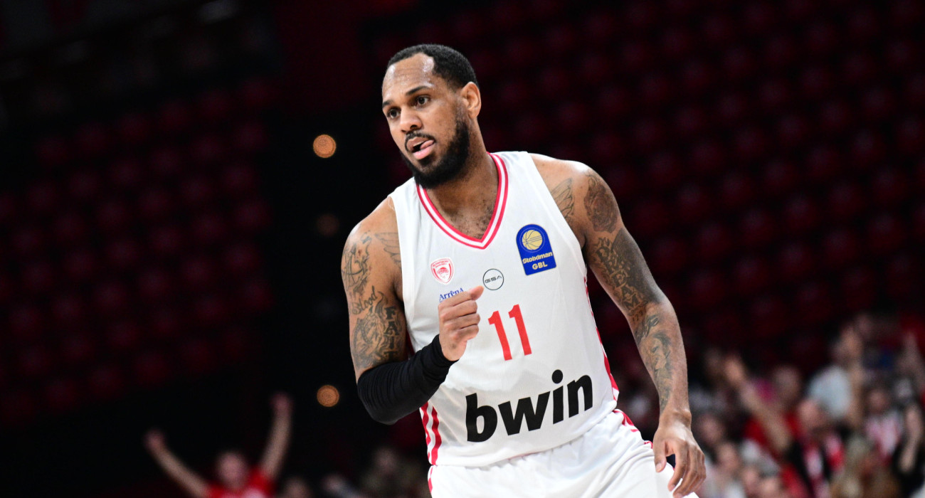 Ο Μόντε Μόρις με τη φανέλα του Ολυμπιακού/Πηγή: Eurokinissi