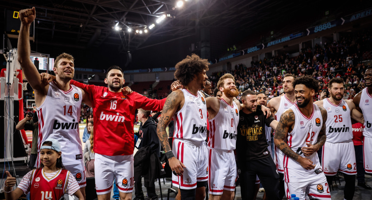 Οι παίκτες του Ολυμπιακού πανηγυρίζουν με τον κόσμο / πηγή: eurokinissi