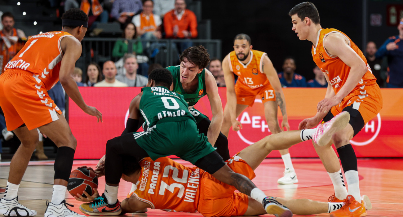 Οι παίκτες του Παναθηναϊκού προσπαθούν να κλέψουν την μπάλα από παίκτη της Βαλένθια / πηγή: eurokinissi