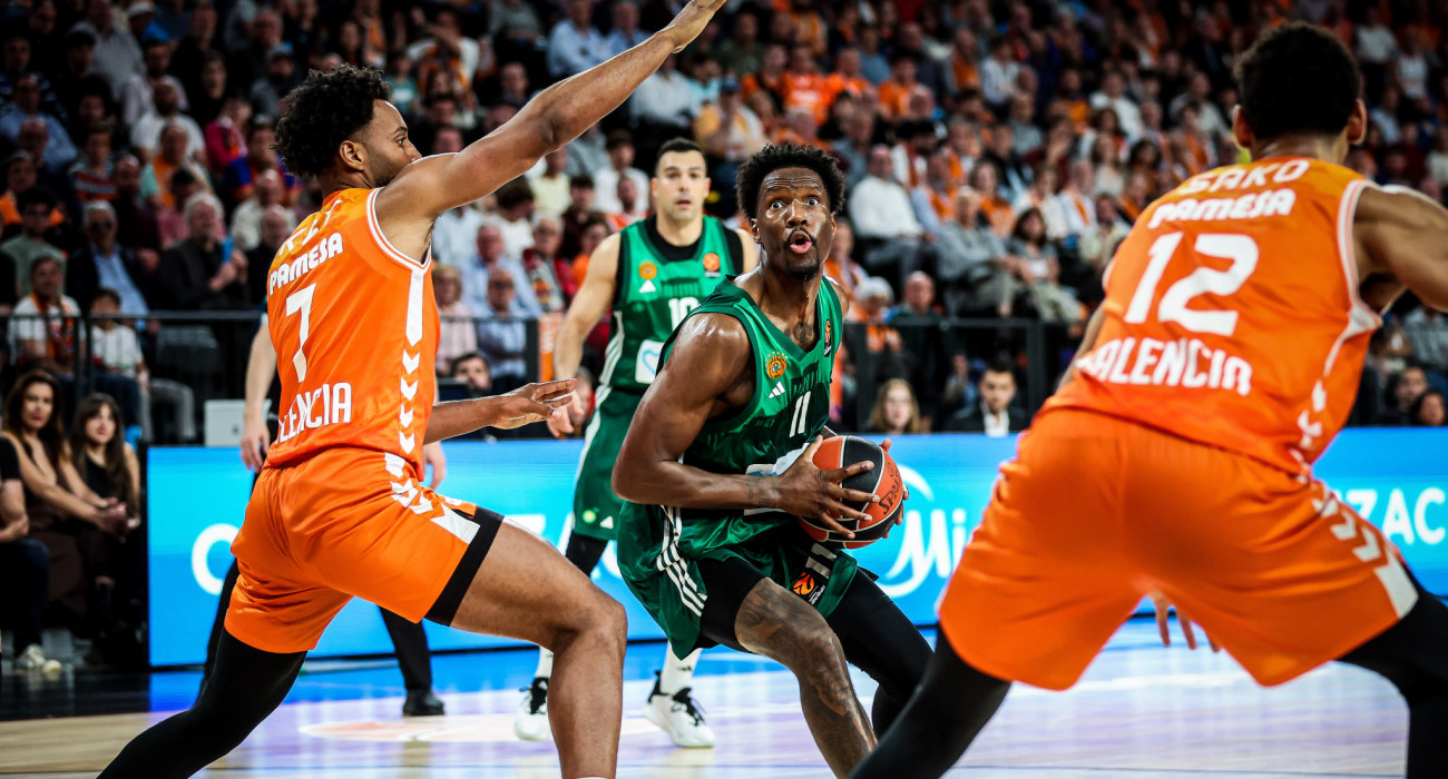 Ο Νάιτζελ Χέιζ - Ντέιβις με τη φανέλα του Παναθηναϊκού/Πηγή: Eurokinissi