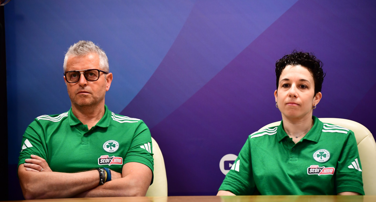 Ο προπονητής του Παναθηναϊκού, Αλεσάντρο Κιαπίνι κι η αρχηγός της ομάδας, Πέννυ Ρόγκα / Πηγή: Eurokinissi