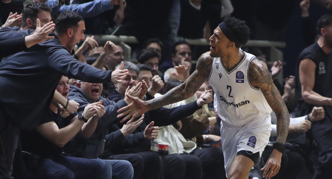 Ο Κλίβελαντ Μέλβιν πανηγυρίζει παθιασμένα με τον κόσμο του ΠΑΟΚ / Πηγή: Eurokinissi