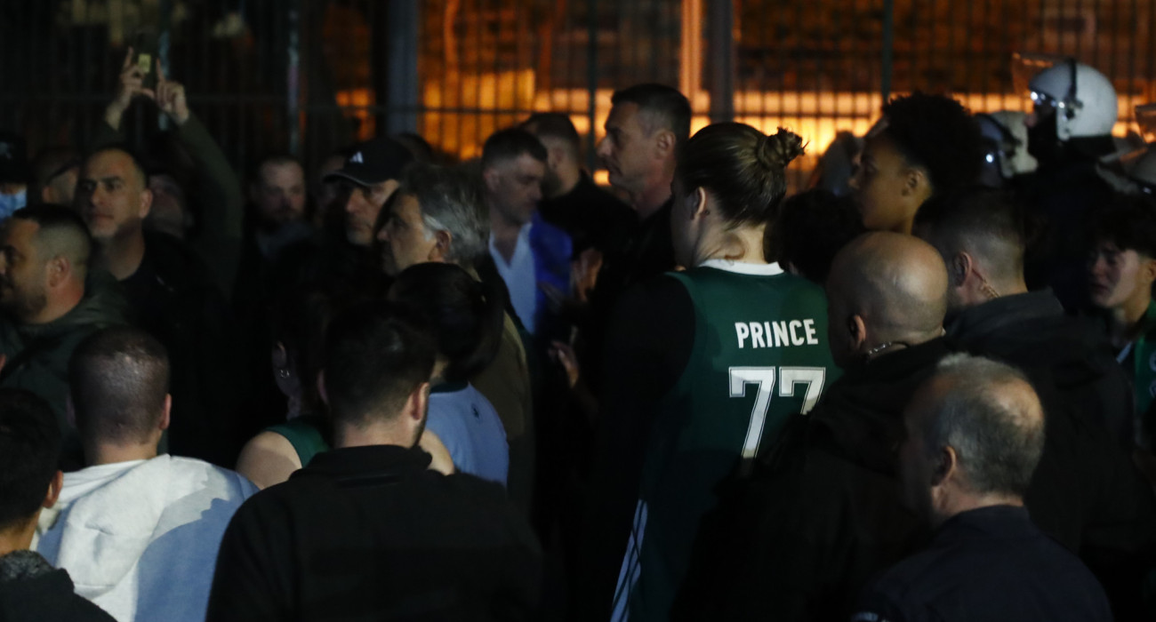 Οι φίλοι του Παναθηναϊκού έξω από το κλειστό του Βύρωνα / Πηγή: Eurokinissi