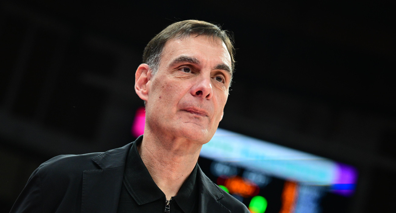 Ο Γιώργος Μπαρτζώκας στον πάγκο του Ολυμπιακού στο παιχνίδι με αντίπαλο τη Μιλάνο, Πηγή: Eurokinissi