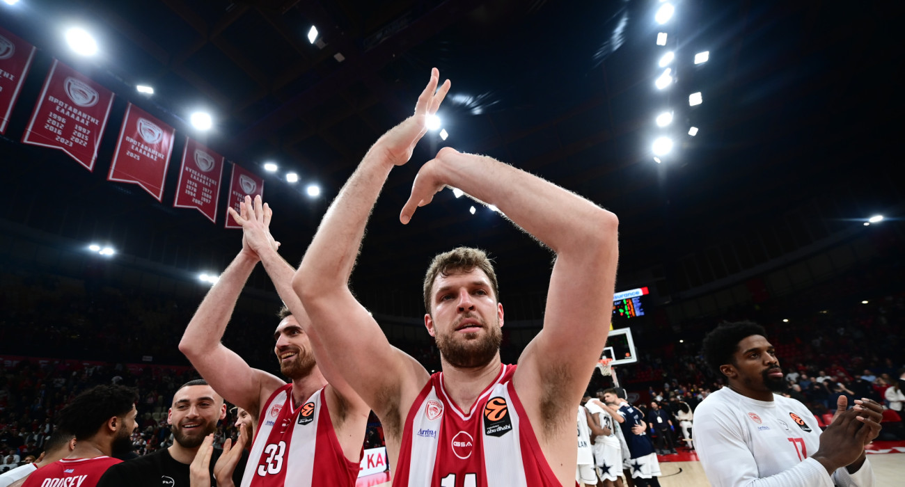 Οι παίκτες του Ολυμπιακού πανηγυρίζουν την πρωτιά στην κανονική περίοδο/Πηγή: Eurokinissi