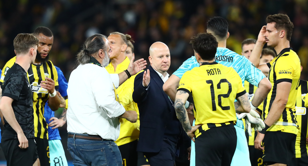 Ο Μάρκο Νίκολιτς με τους παίκτες της ΑΕΚ / Πηγή: Eurokinissi