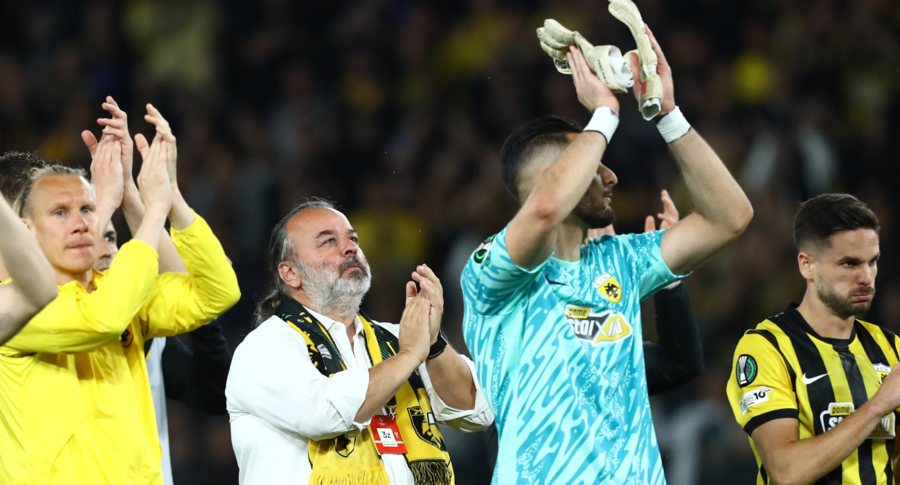 Ο Μάριος Ηλιόπουλος και οι παίκτες της ΑΕΚ χειροκροτούν τους οπαδούς της ομάδας / Πηγή: Eurokinissi