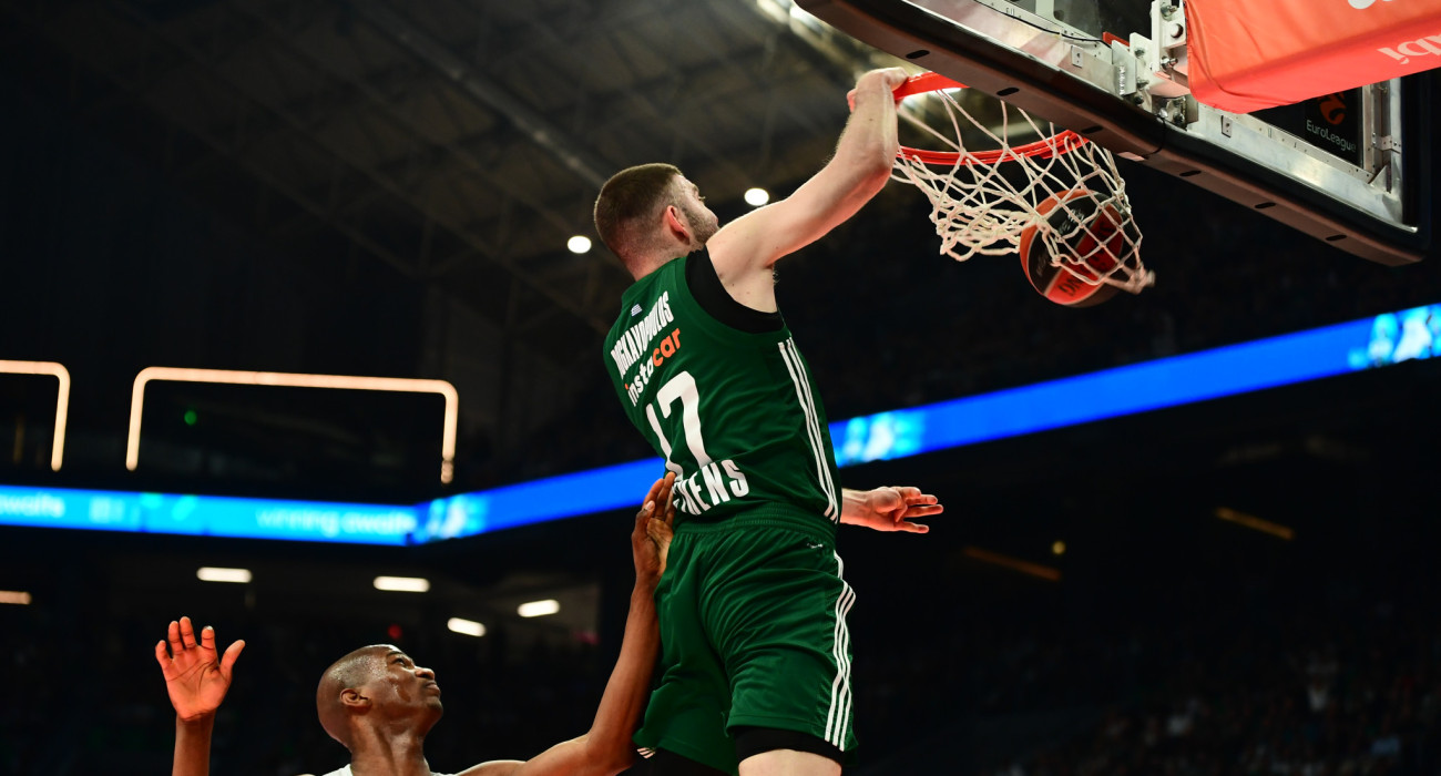 Το απίθανο κάρφωμα του Ρογκαβόπουλου στο πρόσωπο του Κάι Τζόουνς / Eurokinissi