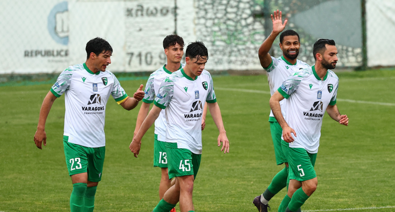 Ο Καντάβε πανηγυρίζει μαζί με τους συμπαίκτες του το 1-0 / Πηγή: Eurokinissi