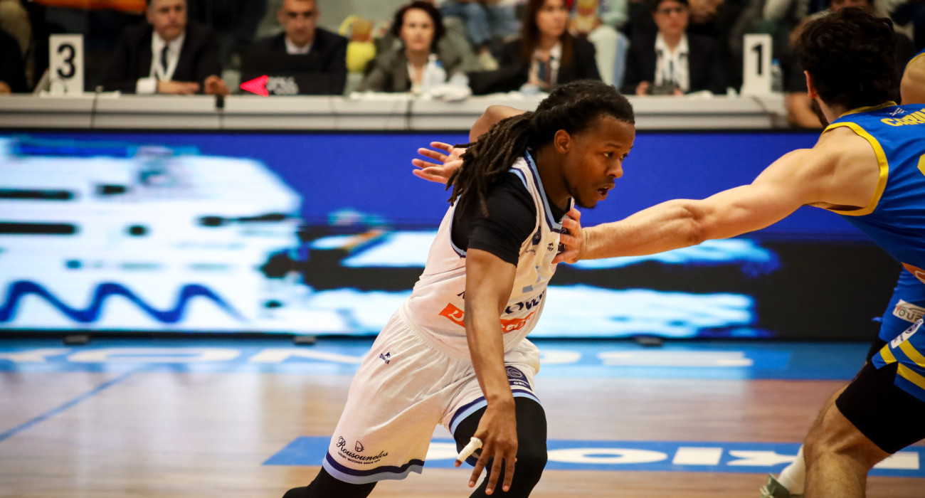 Ο Ταϊρί Άπλμπαϊ με τη φανέλα της Μυκόνου απέναντι στο Περιστέρι / πηγή: eurokinissi