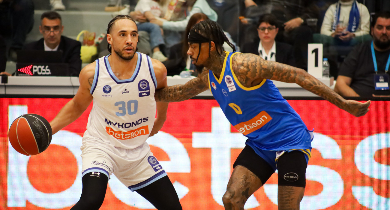 Ο Τάι Νίκολς με τον Ντέβιν Κάναντι στην αναμέτρηση της Μυκόνου με το Περιστέρι / πηγή: Eurokinissi