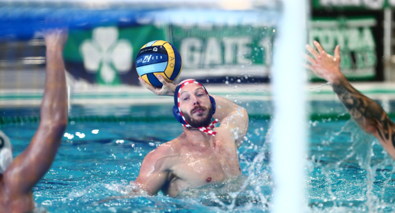 Ο Γκέρκο Ζάλανκι του Ολυμπιακού σε σουτ προς το τέρμα του Παναθηναϊκού / Πηγή: Eurokinissi