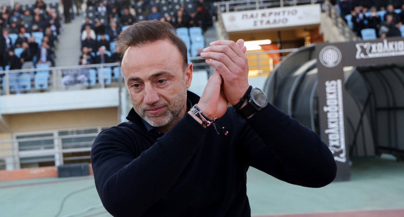 O Xρήστος Κόντης ανταποδίδει το χειροκρότημα/Eurokinissi