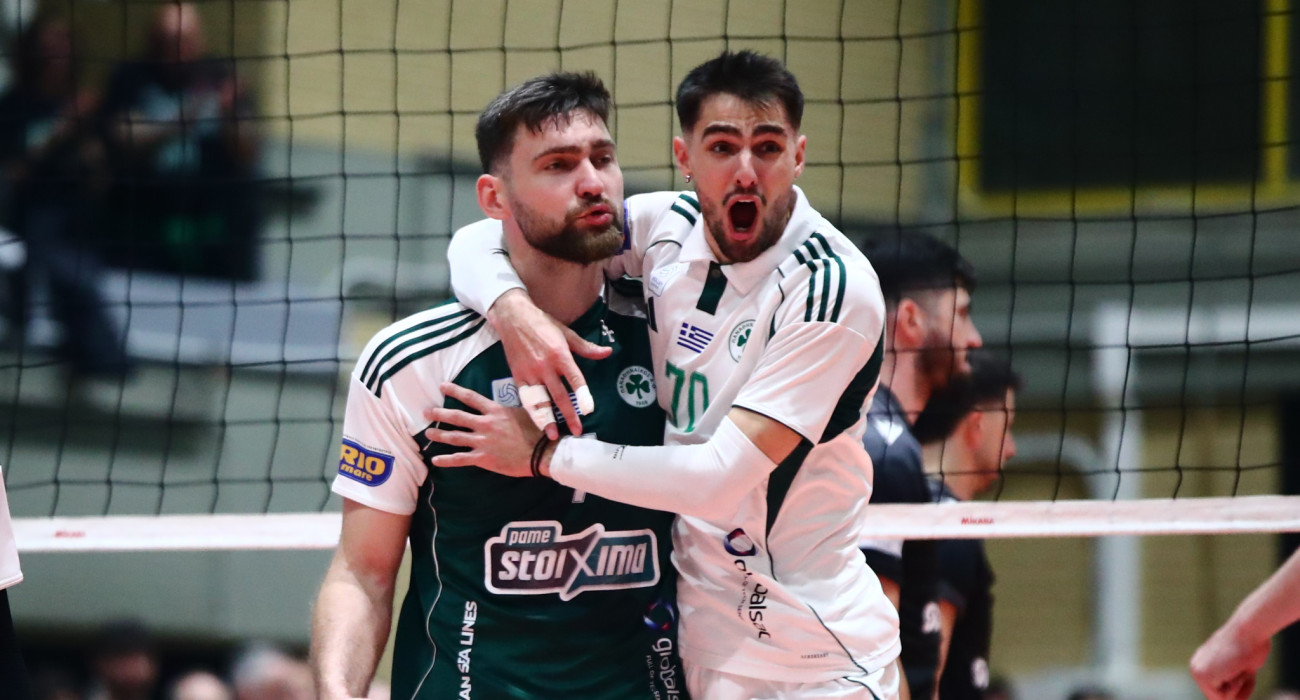 Οι παίκτες του Παναθηναϊκού πανηγυρίζουν αγκαλιά τη νίκη / Πηγή: Eurokinissi