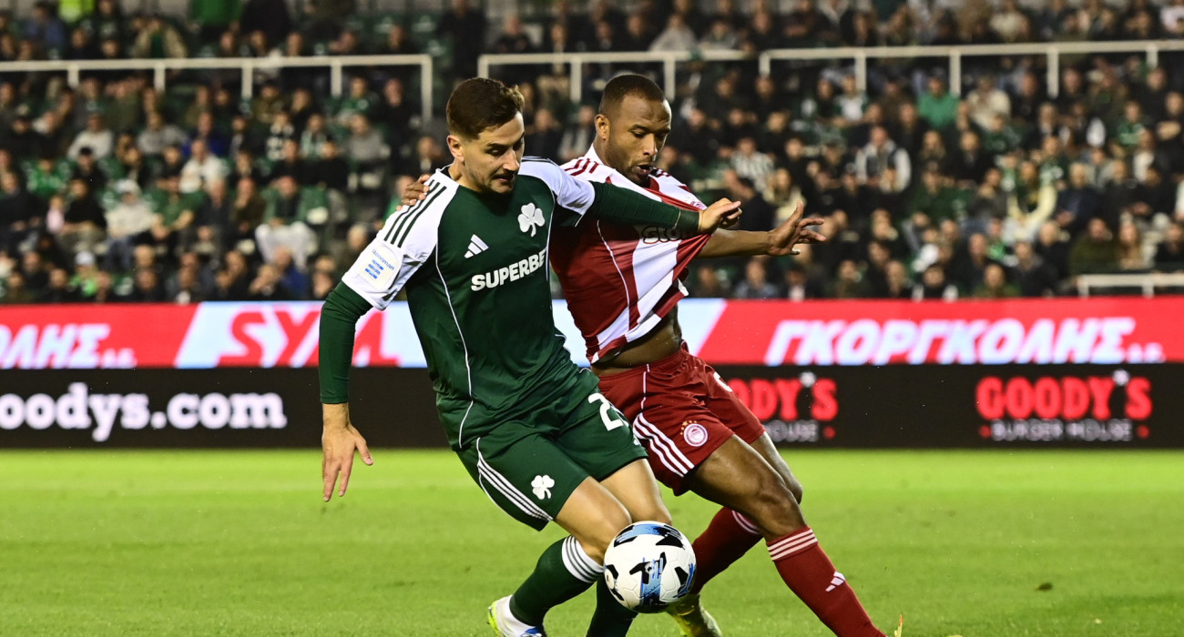 Ο Ελ Κααμπί σε μονομαχία με τον Χάβι Ερνάντεθ / Πηγή: Eurokinissi