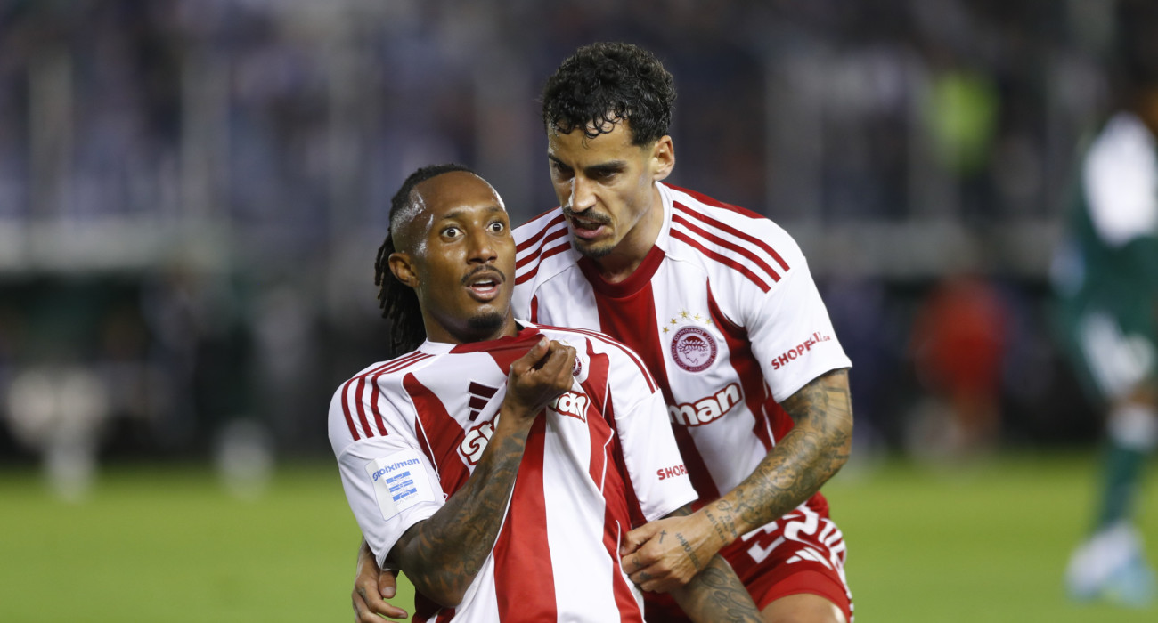 Ο Μαρτίνς με τον Τσικίνιο μετά το γκολ του πρώτου απέναντι στον Παναθηναϊκό / Πηγή: Eurokinissi