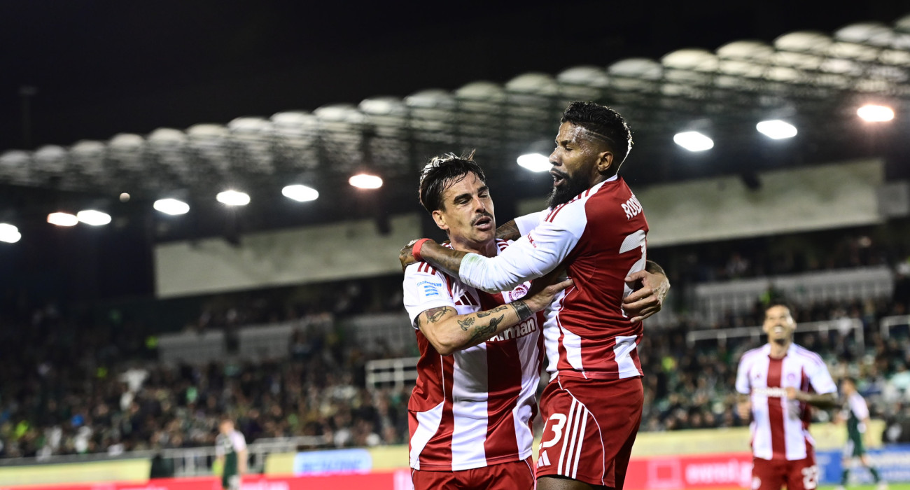 Ο Ροντινέι πανηγυρίζει με τον Ντάνι Γκαρθία μετά το δεύτερο γκολ του Ολυμπιακού στις καθυστερήσεις του πρώτου μέρους / Πηγή: Eurokinissi