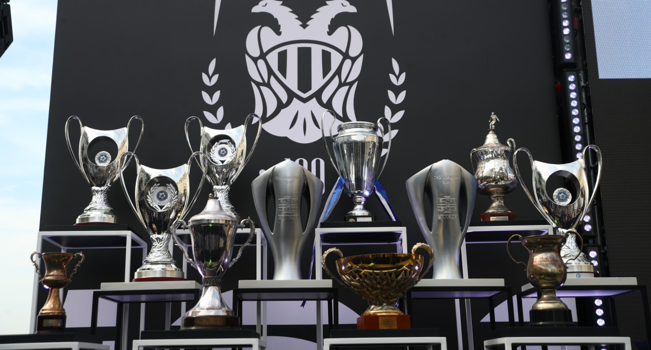 Τα τρόπαια του ΠΑΟΚ στην πλατεία της Αριστοτέλους / Πηγή: Eurokinissi