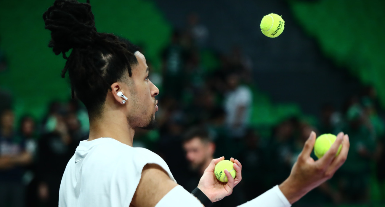 Ο Ματ Στραζέλ κάνει ζογκλερικά πριν το παιχνίδι με τον Παναθηναϊκό / πηγή: eurokinissi