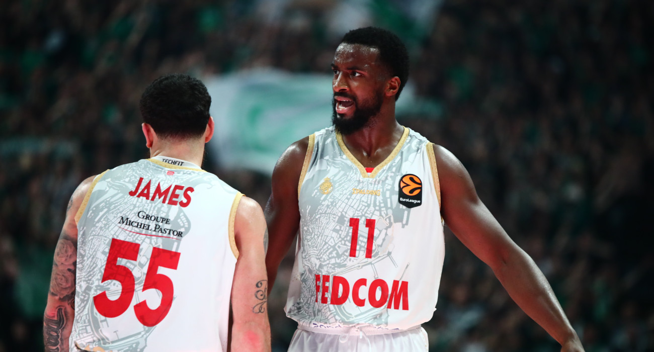 Ο Άλφα Ντιαλό με τον Μάικ Τζέιμς/Πηγή: Eurokinissi