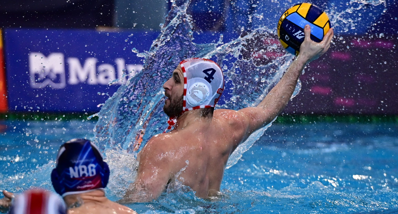 Ο Ντίνος Γεννηδουνιάς σε σουτ απέναντι στην Νόβι Μπέογκραντ / Πηγή: Eurokinissi