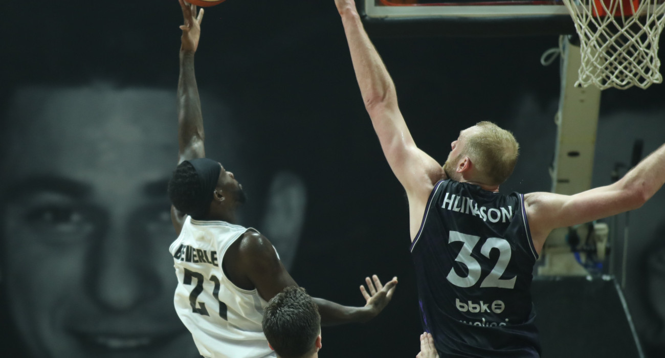 Ο Τρίκβι Χλίνασον προσπαθεί να σταματήσει ψηλά τον Πάτρικ Μπέβερλι / πηγή: eurokinissi