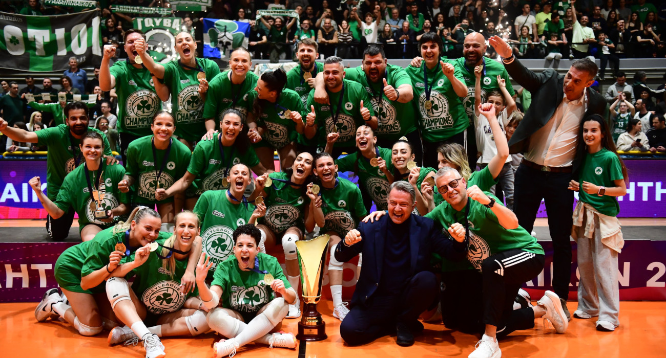 Η ομάδα βόλεϊ γυναικών του Παναθηναϊκού με το τρόπαιο του Πρωταθλήματος / πηγή: eurokinissi